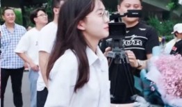 高考送花小姐姐最新爆料,揭秘高考现场温馨一幕